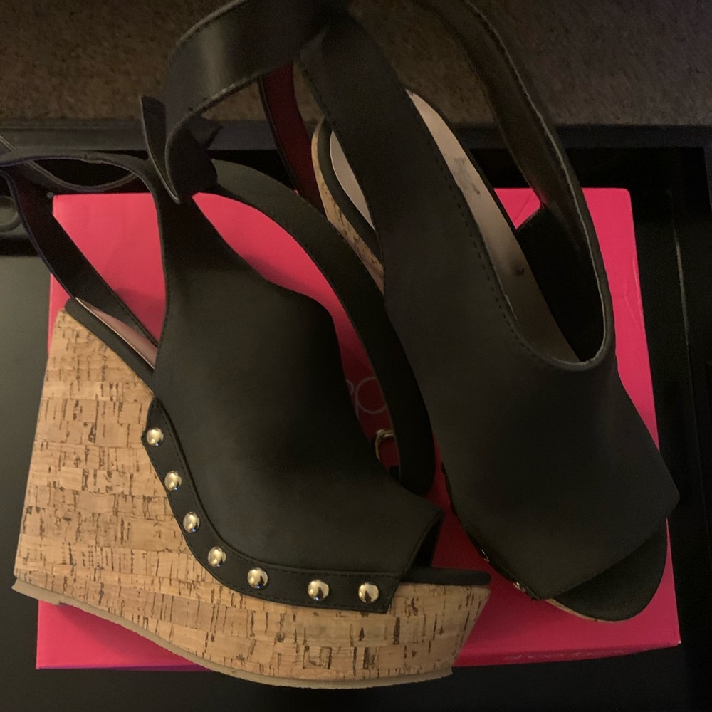 Black Wedges
